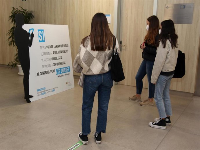 La CEU UCH conciencia sobre la violencia contra las mujeres a través del control del teléfono móvil en las relaciones de pareja, con la "Campaña SI"