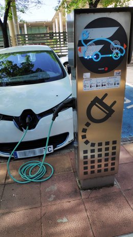 Coche eléctrico en carga