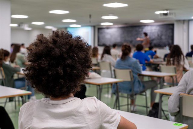 Alumnes en una classe (Arxiu).