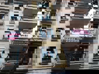 Pancartas en un balcón cercano a la Almudaina