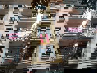 Pancartas en un balcón cercano a la Almudaina