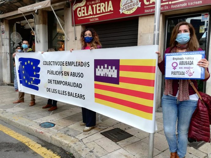 Grupo de funcionarios interinos concentrados para protestar por la excesiva temporalidad, aprovechando la presencia de autoridades en la cumbre hispano-italiana.