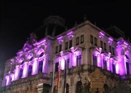 Palacio de la Junta General del Principado de Asturias iluminado de morado en conmemoración del Día Internacional para la Eliminación de la Violencia contra las Mujeres