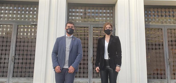 El consejero de Políticas Migratorias y Justicia del Gobierno de Navarra, Eduardo Santos, y la secretaria de Estado de Migraciones, Hana Jalloul