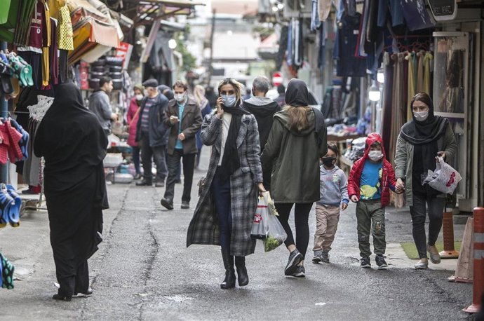 Personas con mascarilla en un mercado de Tonekabon, Irán