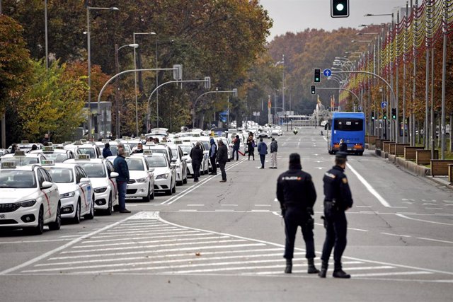 Agentes de la Policía Nacional controlan una marcha de taxistas convocada por el sector del taxi madrileño