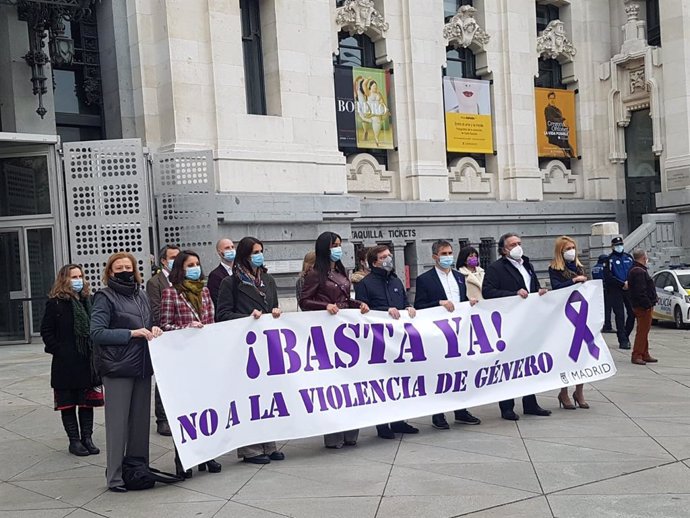 Representantes de los grupos salvo Vox se unen en Cibeles tras la pancarta contra la violencia de género