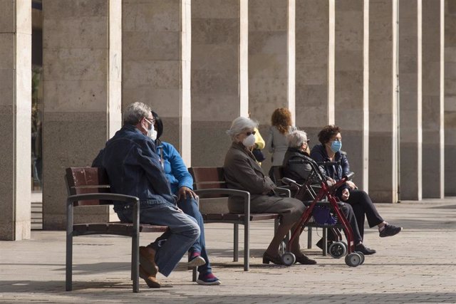 Varios ancianos sentados en un banco de la Gran Vía durante el segundo día de confinamiento perimetral por la crisis del Covid-19, en Logroño, La Rioja, (España), a 24 de octubre de 2020. 