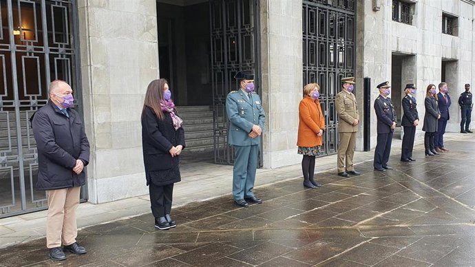 Minuto de sielencio por el 25N.