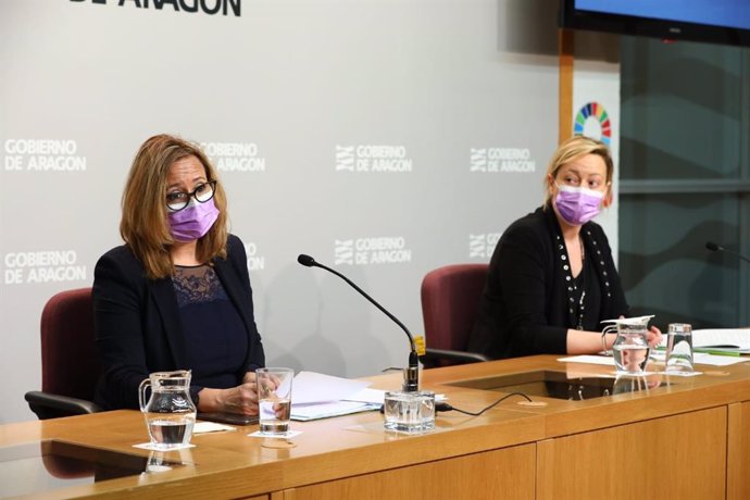 La consejera de Presidencia y Relaciones Institucionales del Gobierno de Aragón, Mayte Pérez, en rueda de prensa junto con la consejería de Economía, Marta Gastón.