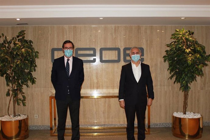 Antonio Garamendi, presidente de CEOE, y Antonio Coimbra, presidente de Vodafone España, en la firma del acuerdo de adhesión de la operadora a la patronal