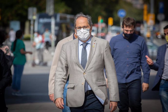 El expresidente de la Generalitat Quim Torra a su llegada a un acto convocado por mnium Cultural en el Arc de Triomf de Barcelona para conmemorar el tercer aniversario de la jornada del 1 de octubre.