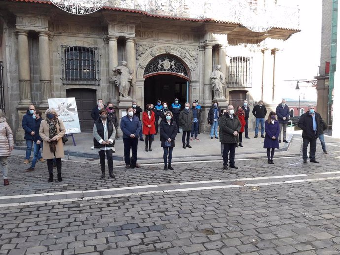 Concentración en el Ayuntamiento de Pamplona por el Día Internacional de la Eliminación de la Violencia contra la Mujer.