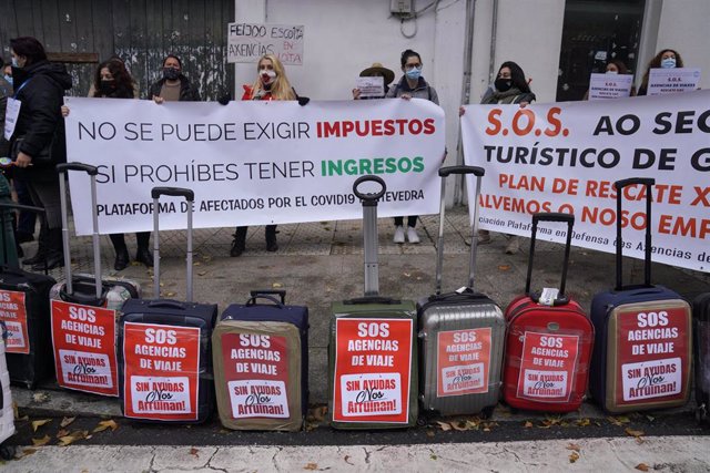 Trabajadores de agencias de viaje colocan maletas como signo de protesta en una manifestación por la situación del sector convocada por la Asociación Plataforma en Defensa polas Axencias de Viaxe de Galicia frente al Parlamento gallego, en Santiago de Com