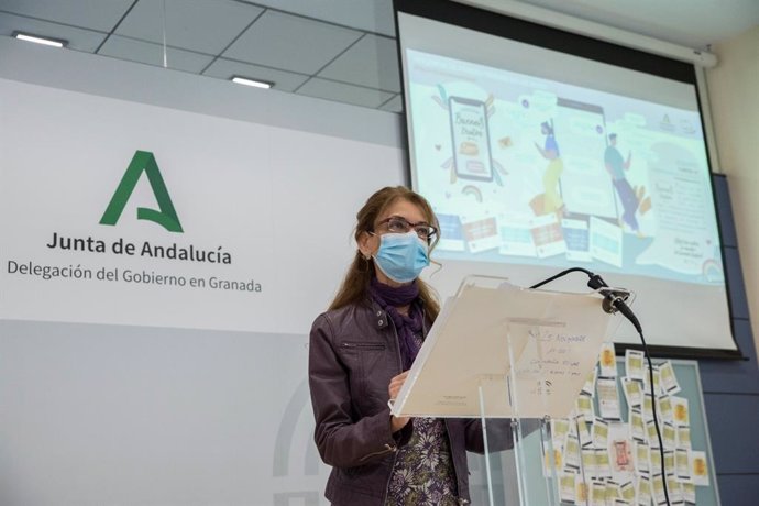 La delegada de Educación y Deporte de la Junta en Granada, Ana Berrocal, presenta la campaña 'Click, Click Buenos tratos',