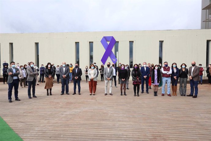Con motivo del Día Internacional contra la Violencia de Género, miembros de la corporación de la Diputación de Málaga y trabajadores mantienen un minuto de silencio