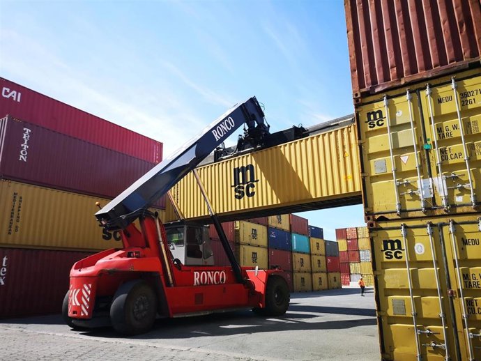 Movimiento de mercancías en el Puerto de Almería