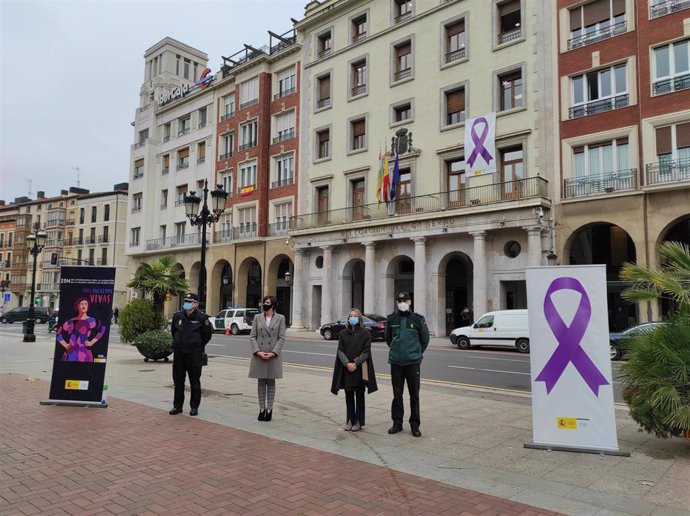 Minuto de silencio en la Delegación del Gobierno en La Rioja por las víctimas de la violencia de género