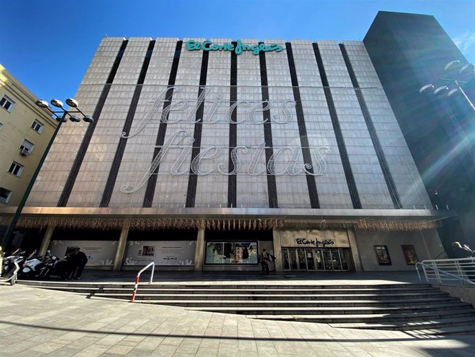La fachada del centro comercial de El Corte Inglés de la calle Preciados, en Madrid (España)