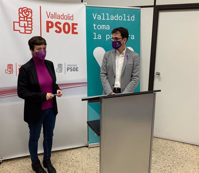 Los portavoz de VTLP, María Sánchez; y PSOE, Pedro Herrero.