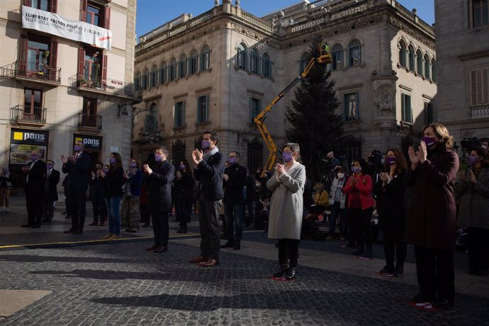 Acto en plaza Sant Jaume por el 25N con el vicepresidente Pere Aragons, el presidente del Parlament Roger Torrent, la delegada del Gobierno Teresa Cunillera y la alcaldesa Ada Colau