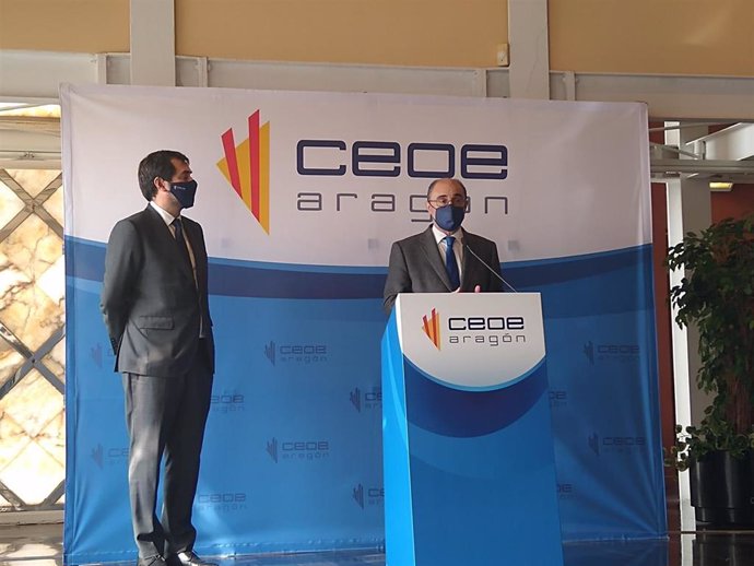 El presidente del Gobierno de Aragón, Javier Lambán (derecha), y el presidente de la CEOE, Ricardo Mur, en el acto de este miércoles.