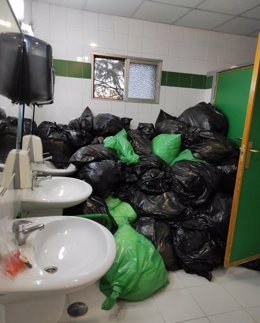 Un baño con bolsas llena de residuos Covid acumuladas en un baño de la residencia de mayores de Navalcarnero