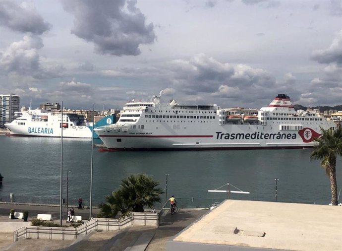 Imagen de archivo en el puerto de Málaga con dos de los buques que conectan Málaga y Melilla