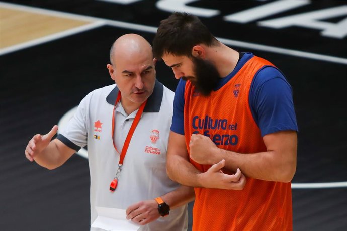 Jaume Ponsarnau habla con Dubljevic durante un entrenamiento del Valencia Basket