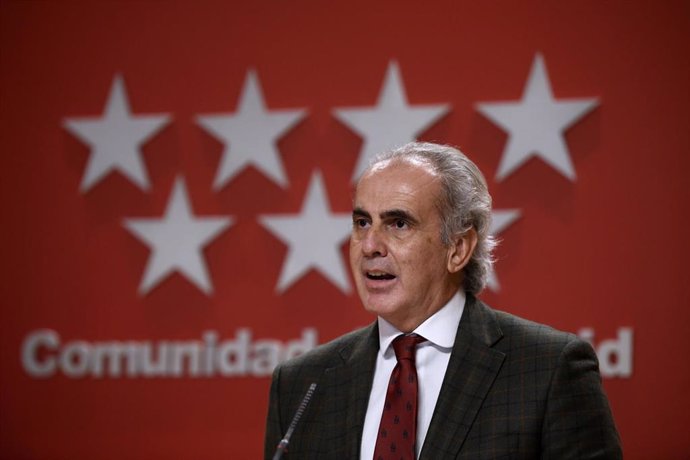 El consejero de Sanidad de la Comunidad de Madrid, Enrique Ruiz Escudero, ofrece una rueda de prensa posterior a la reunión del Consejo de Gobierno, en la Real Casa de Correos, en Madrid (España), a 18 de noviembre de 2020.