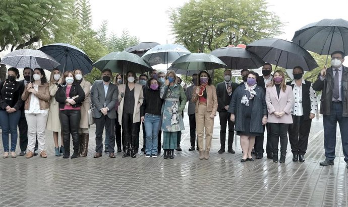 Minuto de silencio en el Parlamento andaluz por el día contra la violencia de género.