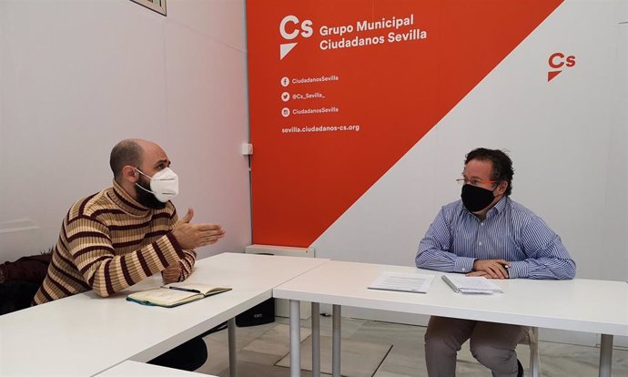López Aparicio, durante la reunión con los representantes de la Asociación para la Movilidad Personal Ecológica de Sevilla (Ampes)