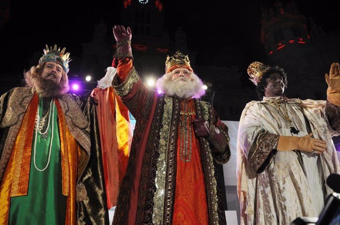 Los Reyes Magos de Oriente saludan tras finalizar su famosa cabalgata por la capital.
