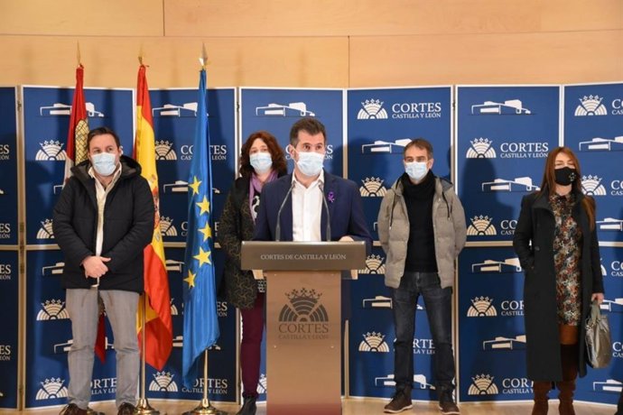 Tudanca en la rueda de prensa junto a los representantes de la Mesa Sectorial de la Sanidad