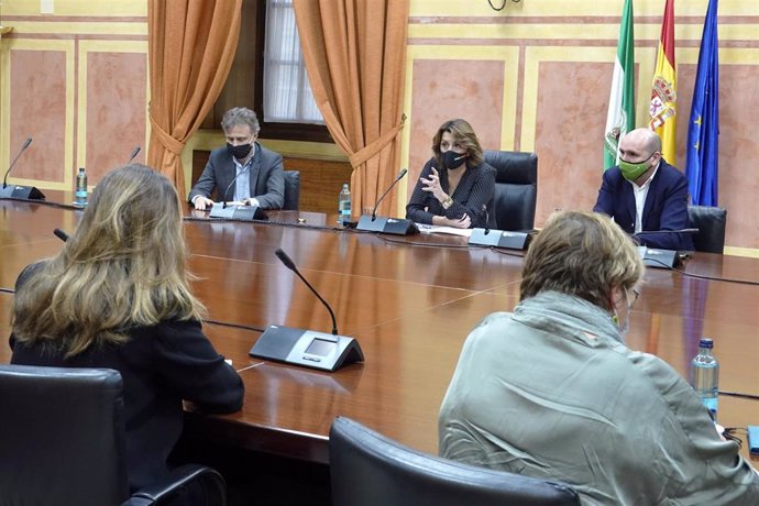 Reunión de la secretaria general del PSOE-A, Susana Díaz, con el Comité Intercentros de la RTVA.