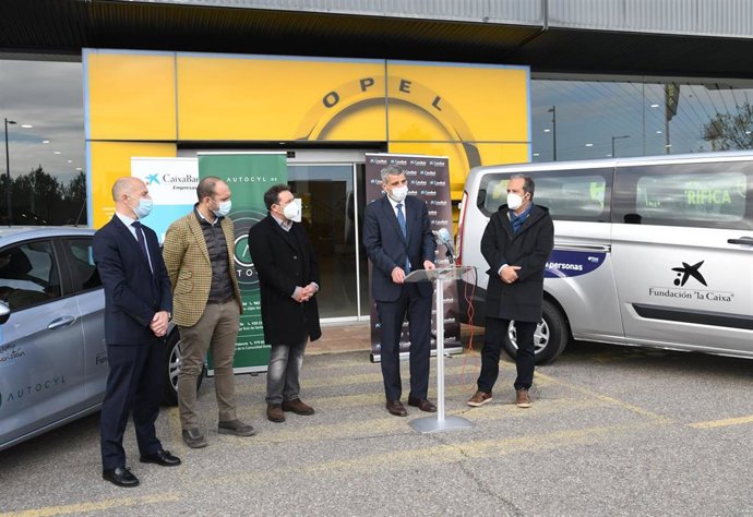 Presentación de las acciones de 'Fórmula Solidaria' de Caixabank y Grupo Autocyl en Valladolid.