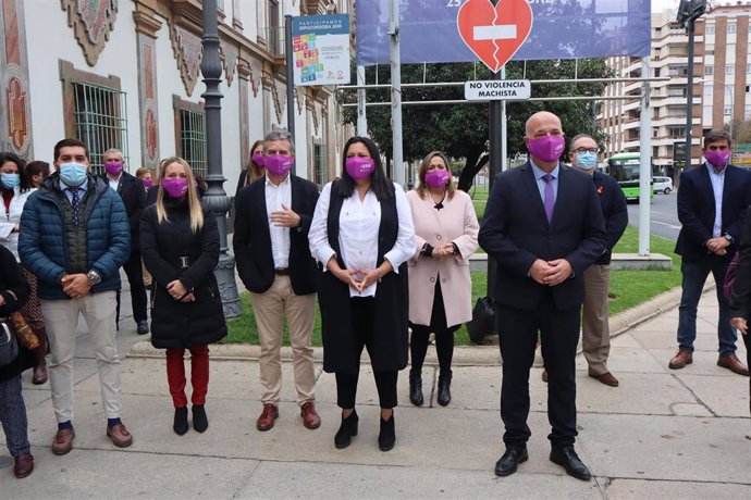 El presidente de la Diputación de Córdoba, Antonio Ruiz, encabeza la concentración silenciosa a las puertas de la sede de la institución provincial