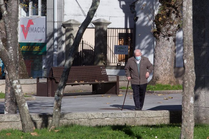 Un anciano camina por una vía de Vilalba, Lugo, (España), a 21 de noviembre de 2020. 