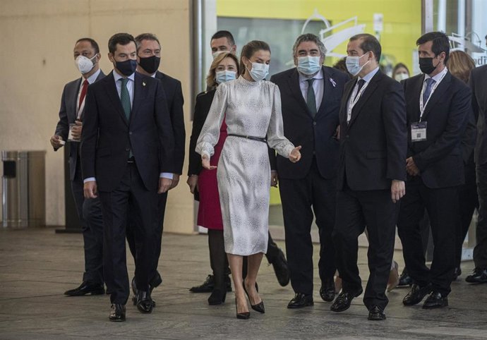 El presidente de la Junta de Andalucía, Juanma Moreno, la Reina Letizia y el ministro de Cultura, José Manuel Rodríguez Uribe, tras inaugurar el Tourism Innovation Summit (TIS) en Sevilla.
