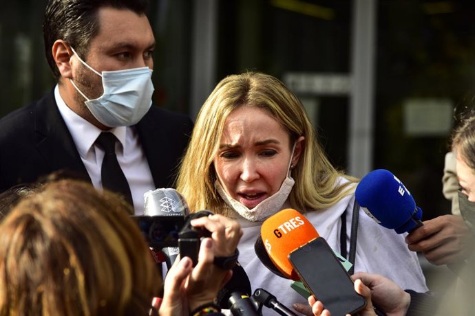 L'esposa de Josep Maria Mainat, Angela Dobrowolski, arriba al jutjat a Barcelona. Barcelona, Catalunya (Espanya) 25 d'octubre del 2020.