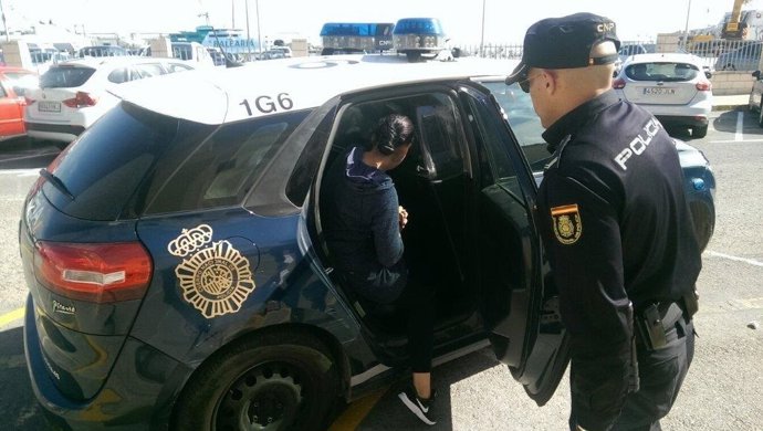 Imágenes de ecursos de una mujer detenida por robar joyas bajo el método del 'hurto cariñoso'