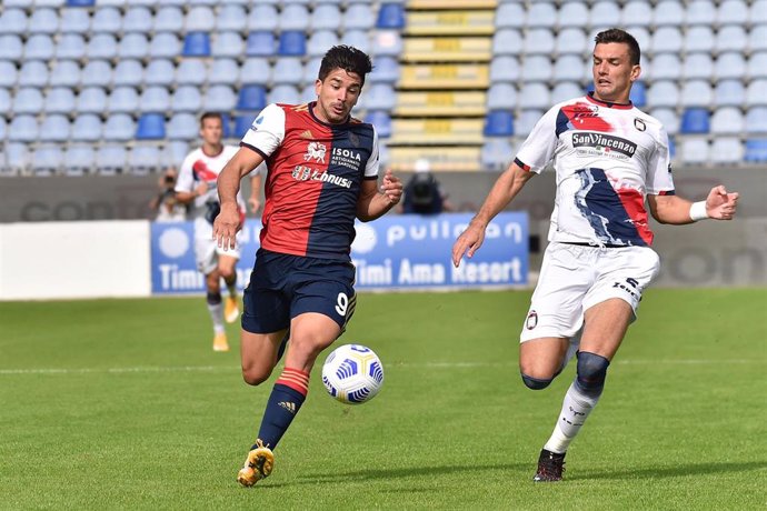 Giovanni Simeone (izda) onduce la pelota en un partido del Cagliari de la Serie A 2020-2021