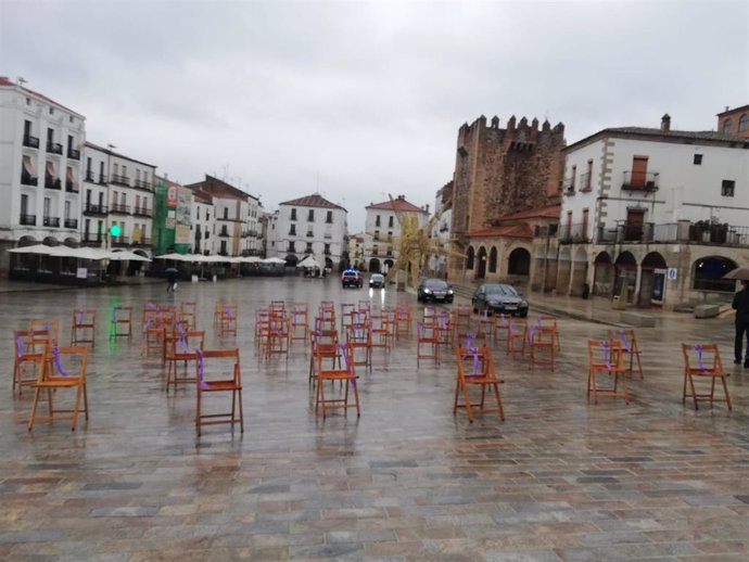 Sillas vacías en la Plaza Mayor de Cáceres en recuerdo de las mujeres asesinadas por violencia de género este año