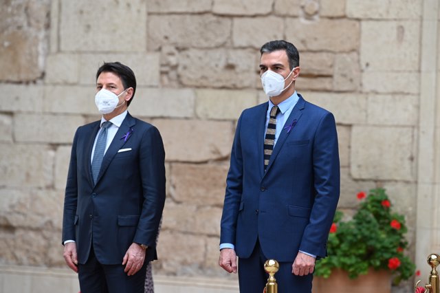 El presidente del Gobierno, Pedro Sánchez (d), posa con el presidente del Consejo de Ministros de Italia, Giuseppe Conte, en el marco de la XIX Cumbre hispano-italiana, en el Palacio Real de La Almudaina,  Palma de Mallorca