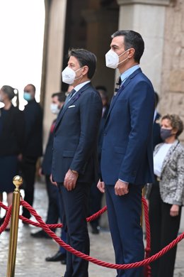El presidente del Gobierno, Pedro Sánchez, posa con el presidente del Consejo de Ministros de Italia, Giuseppe Conte, este miércoles en Palma.