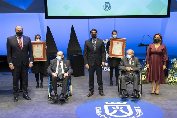 El presidente del Cabildo de Tenerife, Pedro Martín (c), con los arquietectos homenajeados con la Medalla de Oro de la isla