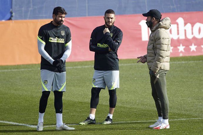 24 November 2020, Spain, Madrid: Atletico Madrid coach Diego Simeone (R) talks with his players Diego Costa(L) and Koke during his team training session at Wanda Metropolitano Stadium, ahead of the Wednesday's UEFA Champions League soccer match against 