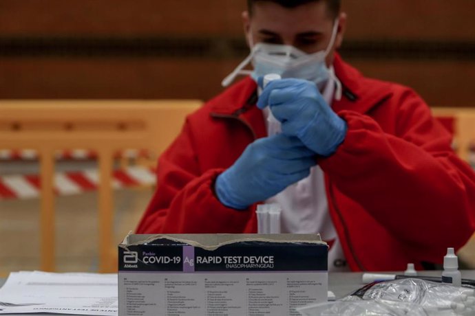 Un sanitario trabaja en el dispositivo de test de antígenos para detección del coronavirus en el polideportivo El Torreón, en la zona básica de salud de San Juan de la Cruz, en Pozuelo de Alarcón, Madrid (España), a 3 de noviembre de 2020.