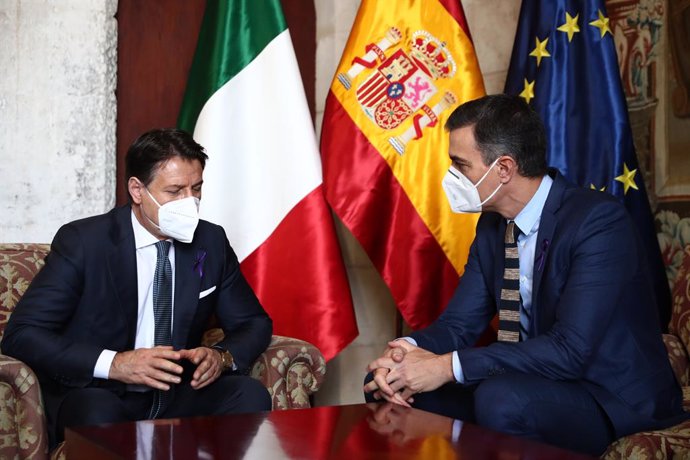 El presidente del Gobierno, Pedro Sánchez, y el presidente del Consejo de Ministros de Italia, Giuseppe Conte, durante la XIX Cumbre hispano-italiana en Palma de Mallorca