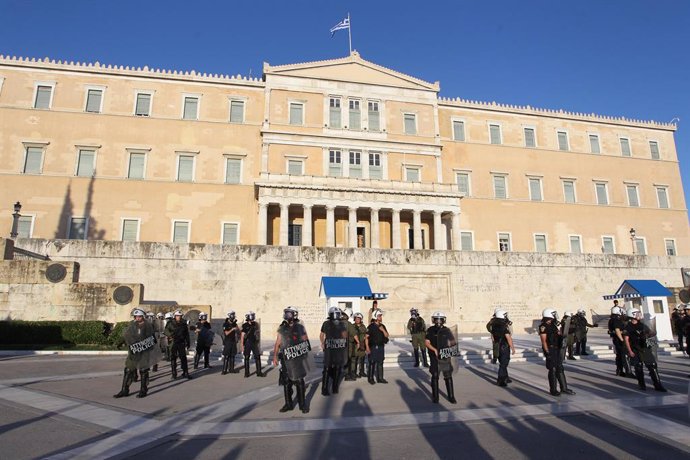 10 June 2020, Greece, Athens: Police officers stand guard outside the Greek parliament during the Greek state school teachers protest. Photo: Aristidis Vafeiadakis/ZUMA Wire/dpa